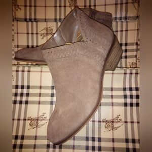 Vince Camuto Ladies Ankle Boots Size 8M